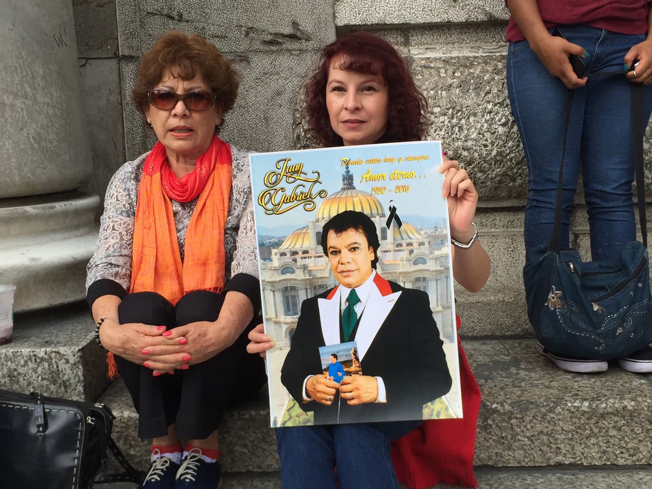 Celia y su madre esperan por su cantante favorito.