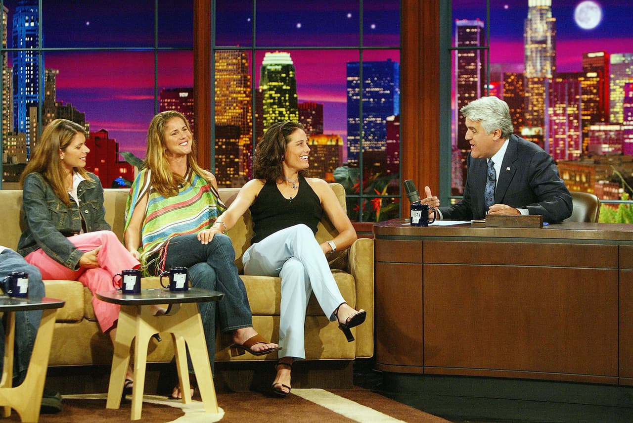 La selección femenina de Estados Unidos, con Hamm (primera a la izquierda) como goleadora, se convirtió en un ejemplo para el país y abrió cada vez más puertas a las mujeres en ese deporte. Acá, como invitadas en el programa de Jay Leno.