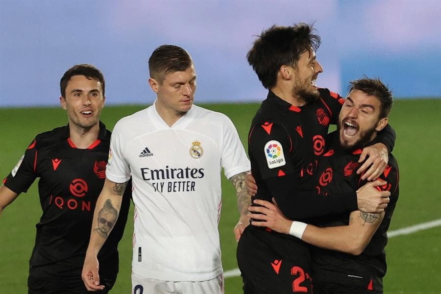 Real Madrid logra hacer empate ante la Real Sociedad y quedar 1-1. Los Txuri-urdines se pusieron arriba al minuto 55 con gol de Portu, pero fue ya al filo del partido, en el minuto 89, cuando Vinicius le dio al cuadro merengue un respiro e igualó el marcador para repartirse puntos en el cierre de la Jornada 25 de LaLiga.