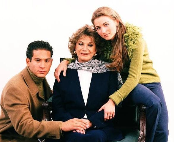 El personaje al que dio vida Ludwika Paleta tenía un hermano: Roberto De la O Terán (Arath de la Torre) y una abuela: Carlota Olmedo (Chela Castro).