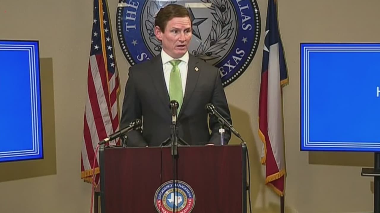Juez del condado Dallas pide al gobernador Greg Abbott que emita nueva orden de “Quedarse en Casa” 
