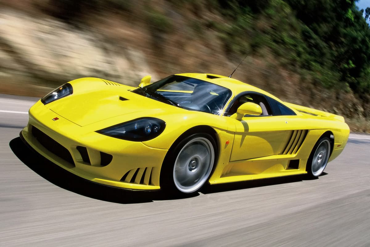 El Saleen S7 genera 550 caballos de fuerza a 6,400 rpm, suficientes para acelerar de 0 a 60 mph (98 km/h) en 3.3 segundos y de 0 a 100 mph (161 km/h) en 7.1 segundos. El cuarto de milla lo completa en 11.35 segundos y su velocidad máxima es de 220 mph (354 km/h). Versiones posteriores mejoraron estos registros, pero lamentablemente el fabricante paró su producción. El precio original del Saleen S7 fue de $375,000, aunque algunas de sus unidades han llegado a subastarse hasta por medio millón de dólares.