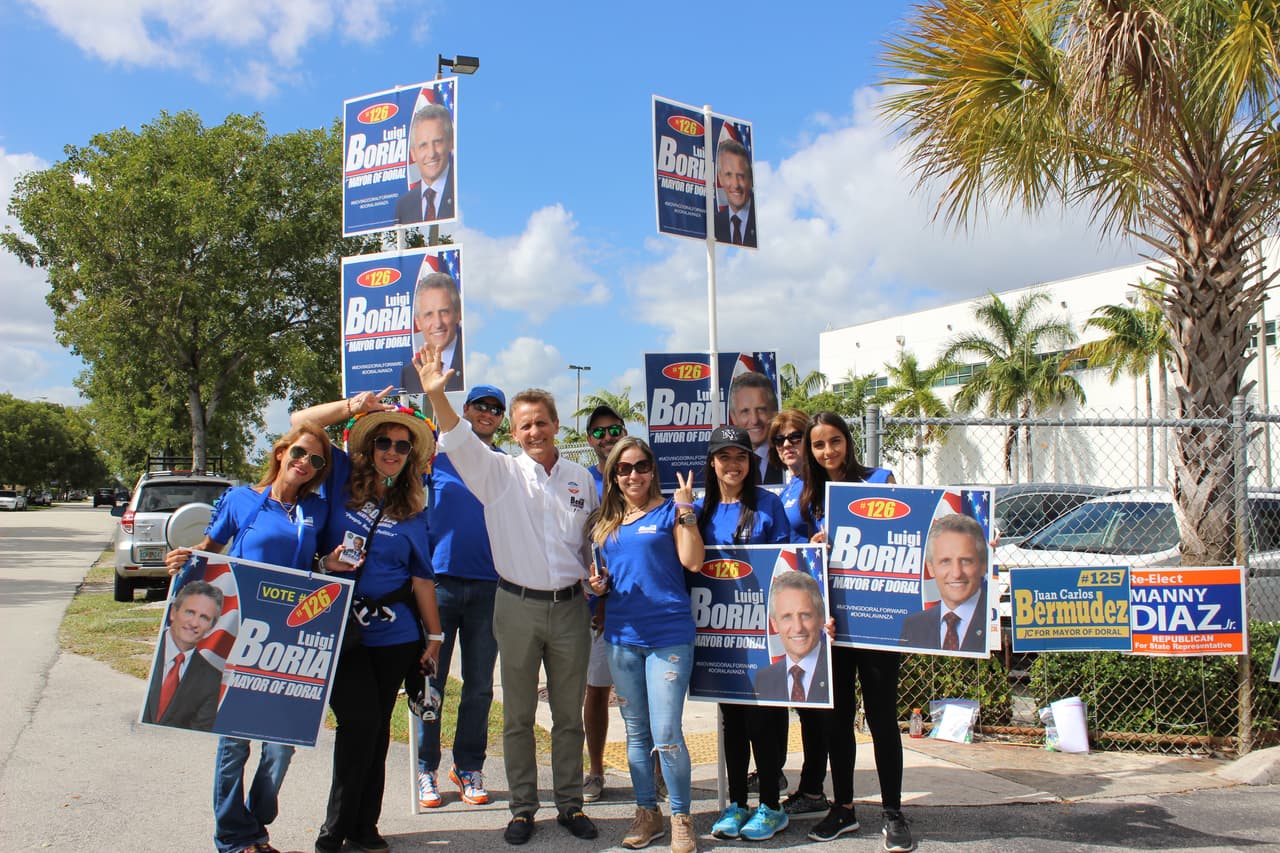 El alcalde de Doral, Luigi Boria, frente al colegio electoral en la escuela Ronald W. Reagan.