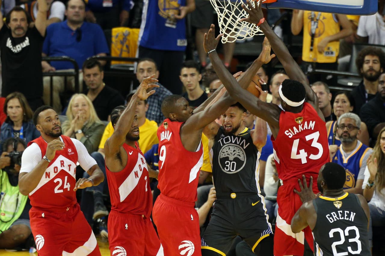 Stephen Curry dejó de gozar de libertades. Los defensores de Toronto no lo dejaban ni respirar, en sentido figurado, en la recta final.