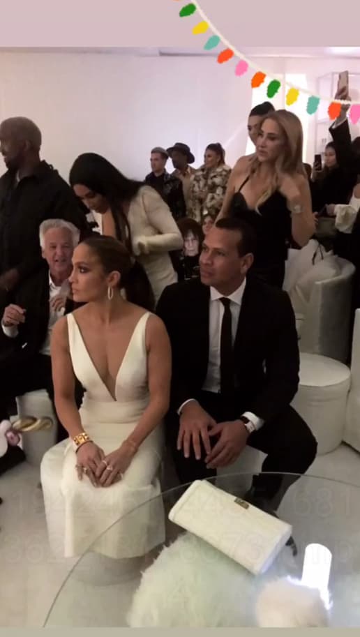 “Tuvieron que tener 50 personas trabajando esa noche porque mucha gente quiere colarse, es una locura. Algunas veces los vecinos quieren echar un vistazo, principalmente los adolescentes. La lista de invitados estuvo muy controlada. Quiero decir, 
<b><a href="https://www.univision.com/shows/despierta-america/kendall-jenner-muestra-la-tremenda-fiestecita-de-navidad-de-la-familia-kardashian-con-jlo-entre-los-invitados-video">Jennifer López estaba allí</a></b>, así que necesitas la mejor seguridad”, explicó el informante a Daily Mail.