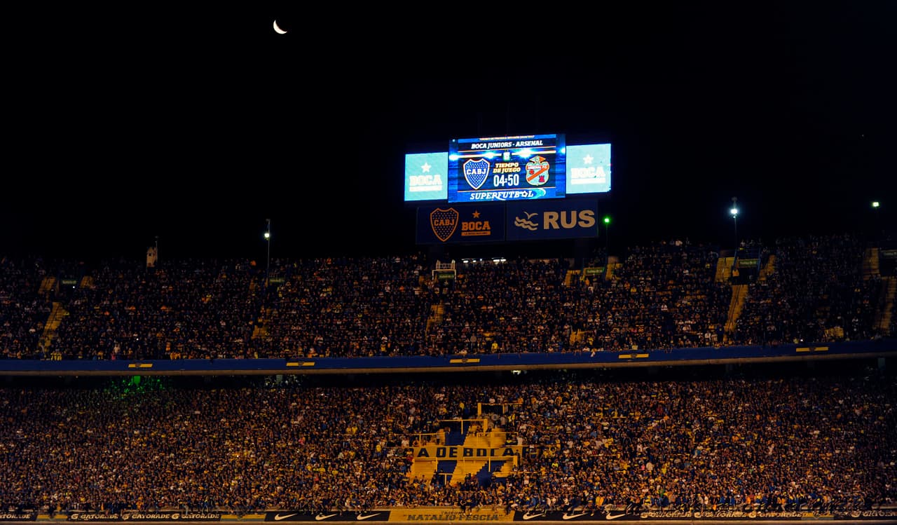 Jugar en La Bombonera impone tanto como jugar en el Estadio Azteca.