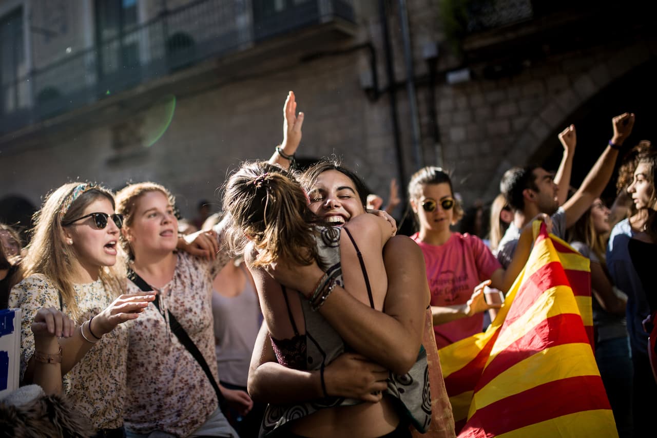 Los integrantes de los partidos independentistas aprobaron realizar un voto secreto para intentar impedir que el Gobierno central presente cargos criminales contra ellos. En la fotografía los rostros de alegría de los que celebran en las calles la votación que declaró la independencia de Cataluña.