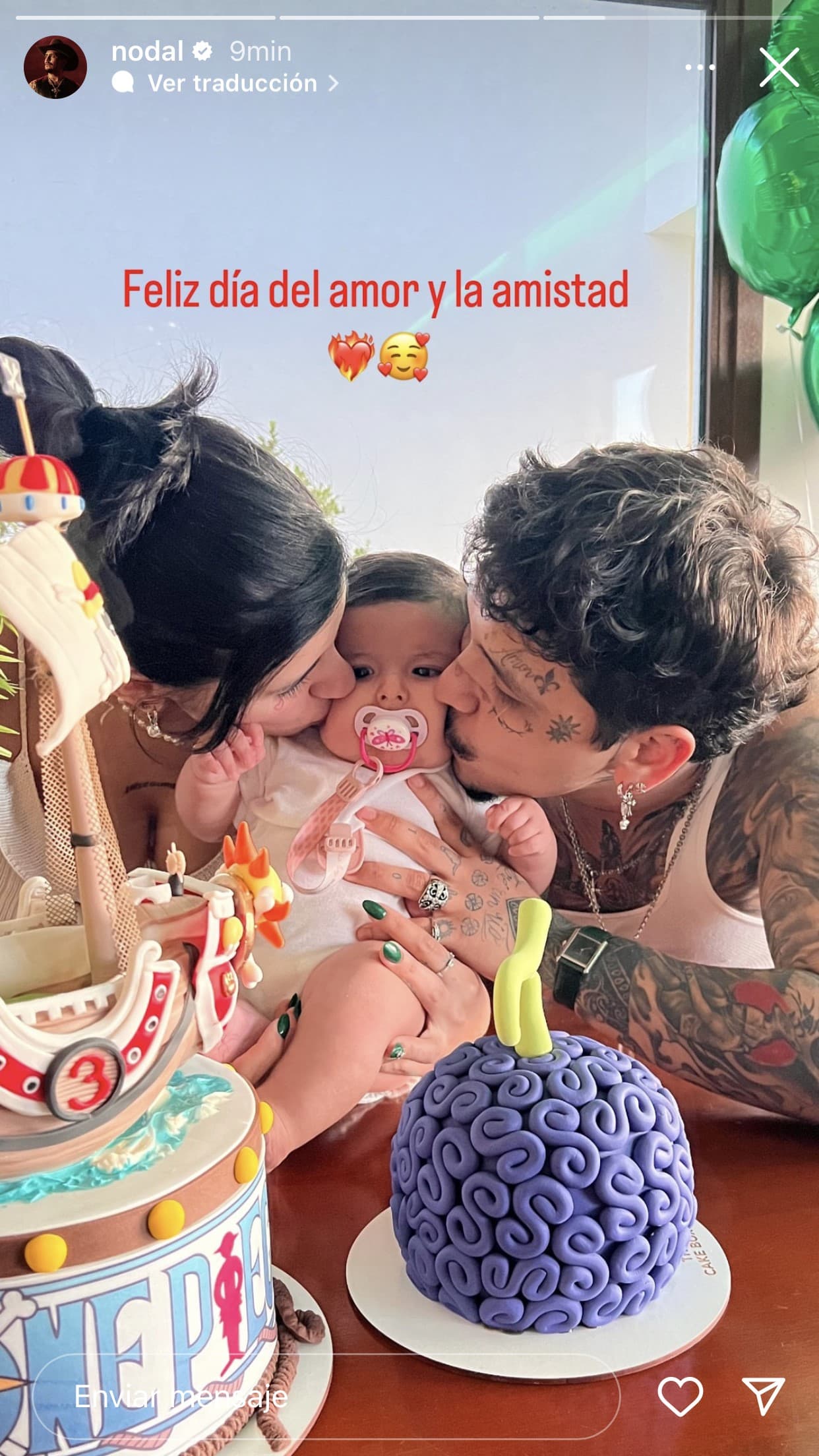 Esta es una de las reveladoras fotos que compartió Nodal mostrando por primera vez el rostro de su hija Inti.