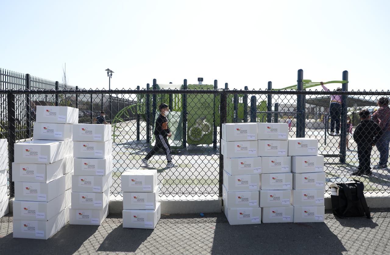 Los libros fueron donados por la organización sin fines de lucro ‘Gender Nation’, quien entregó 3,500 ejemplares a 234 bibliotecas escolares.