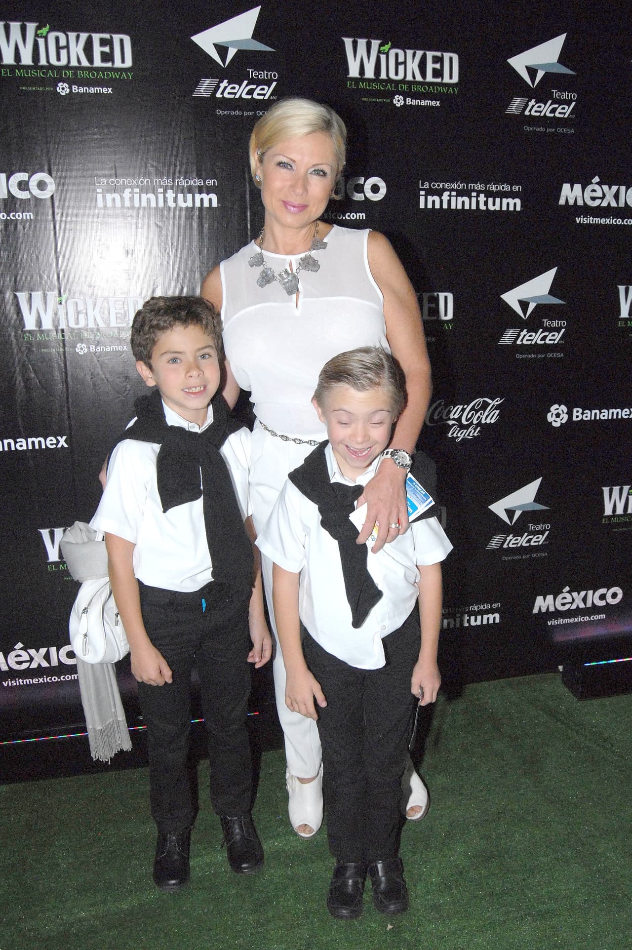 <b><a href="http://www.univision.com/temas/leticia-calderon">Leticia</a></b> se sometió a una operación de rodilla en 2007, por lo que se dice que 
<b>Juan Collado </b>aprovechó la convalecencia de su esposa para sacar todas las cosas de su casa y separarse de ella. Pocas semanas después se supo que el abogado ya tenía una relación con 
<b>Yadhira</b>.