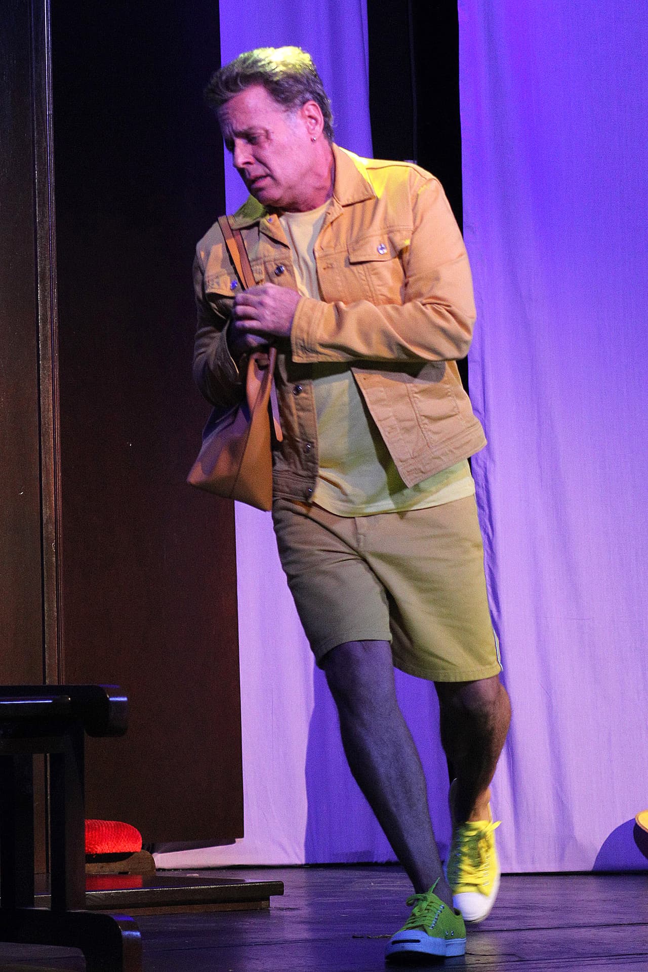 “Ahora acabamos de escuchar a Claudia Sheinbaum (jefa de gobierno de la Ciudad de México) que los 
<b><a href="https://www.univision.com/noticias/america-latina/ninos-con-faldas-en-el-colegio-el-uniforme-neutro-que-busca-igualdad-crea-polemica-en-mexico" target="_blank">niños pueden usar falda</a></b> y las niñas pantalón en las escuelas, eso es muy interesante, pero es más interesante saber cómo vamos a educar a los niños y cómo los adultos tendrán la comunicación con los niños para darles la libertad de ponerse o no una falda”, sentenció el actor.