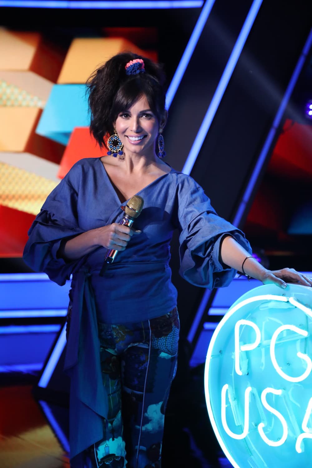 Los lazos o cintas para el cabello eran todo un clásico en los años 80s, un accesorio básico para darle un toque fresco y juvenil al look.