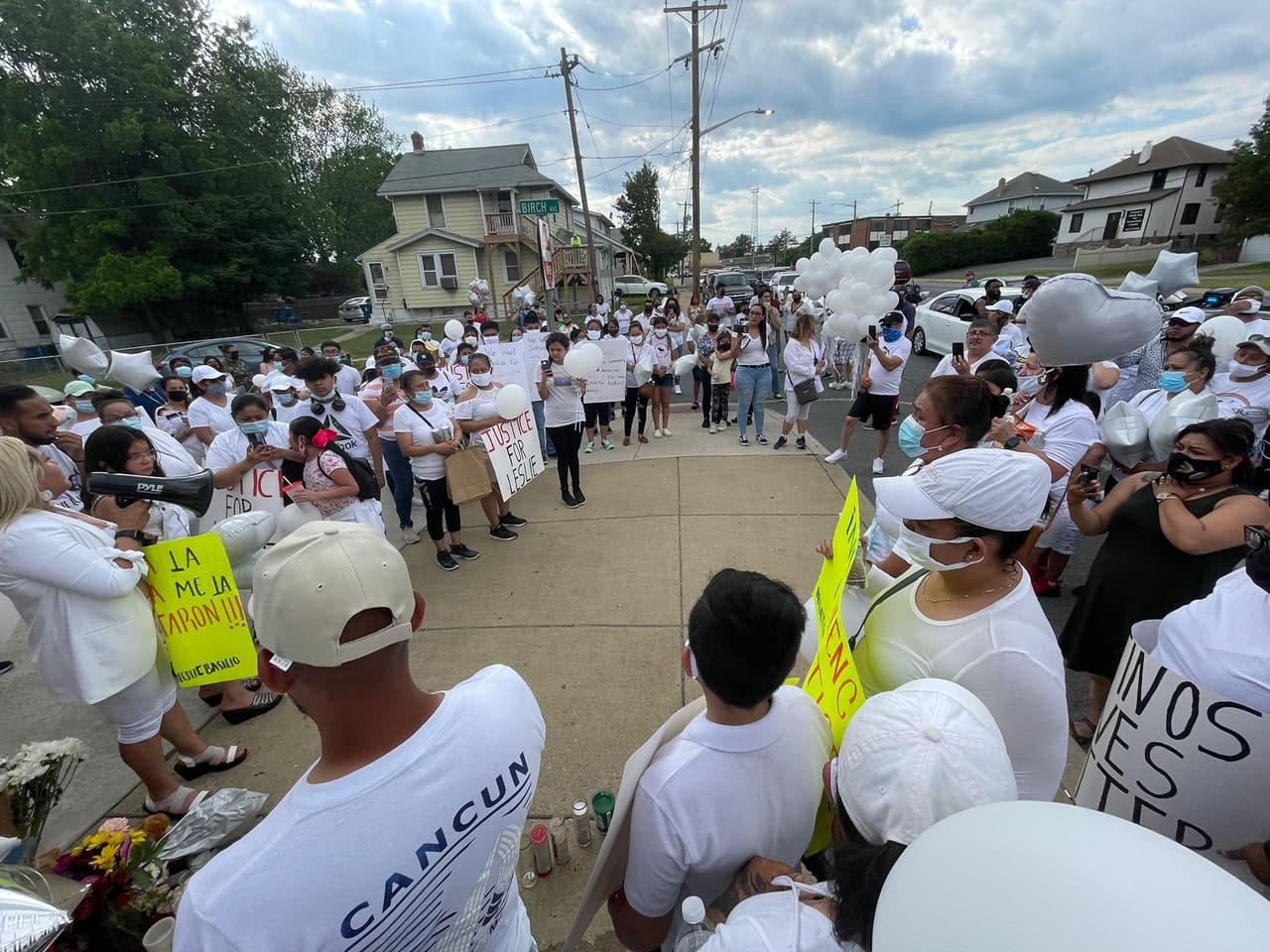 <a href="https://www.univision.com/local/philadelphia-wuvp/leslie-ruiz-basilio-asesinada-robo-tienda-metro-pcs-new-castle-delaware">Leslie, de 28 años, era madre de dos niños</a>. Su asesinato, reportado el 15 de mayo, ha consternado a familiares, amigos y vecinos de la pequeña ciudad en el condado de New Castle. 
<br>