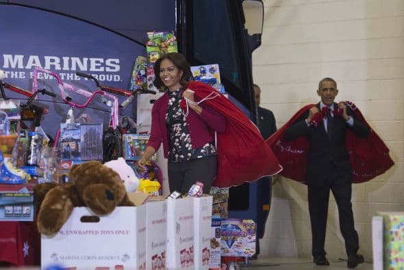 La primera dama, Michelle Obama se mostró muy contenta sacando todos los juguetes.