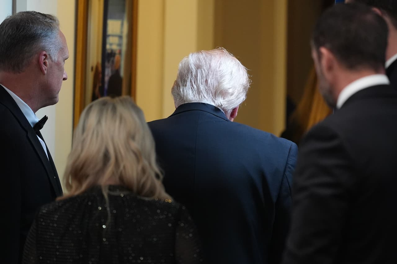 El presidente Donald Trump se retira tras hablar en la Sala de Prensa James Brady de la Casa Blanca, después de una amenaza no especificada en la cena anual de la Asociación de Corresponsales de la Casa Blanca en Washington, el sábado 25 de abril de 2026.