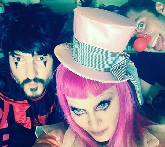 Con cuatro horas de retraso, la cantante salió al escenario, y en un momento de la noche pidió un trago, además, proyectó imágenes de su hijo en una pantalla del escenario.