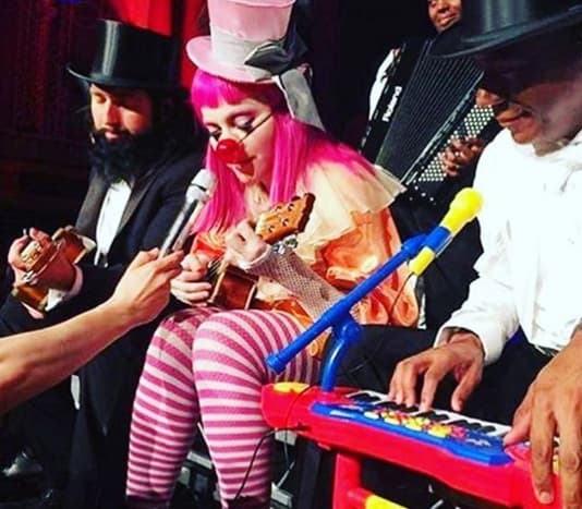 El tema de Rocco la tiene muy lastimada, ya que en su primera fecha en Melbourne apareció vestida de payaso y supuestamente en estado de ebriedad.