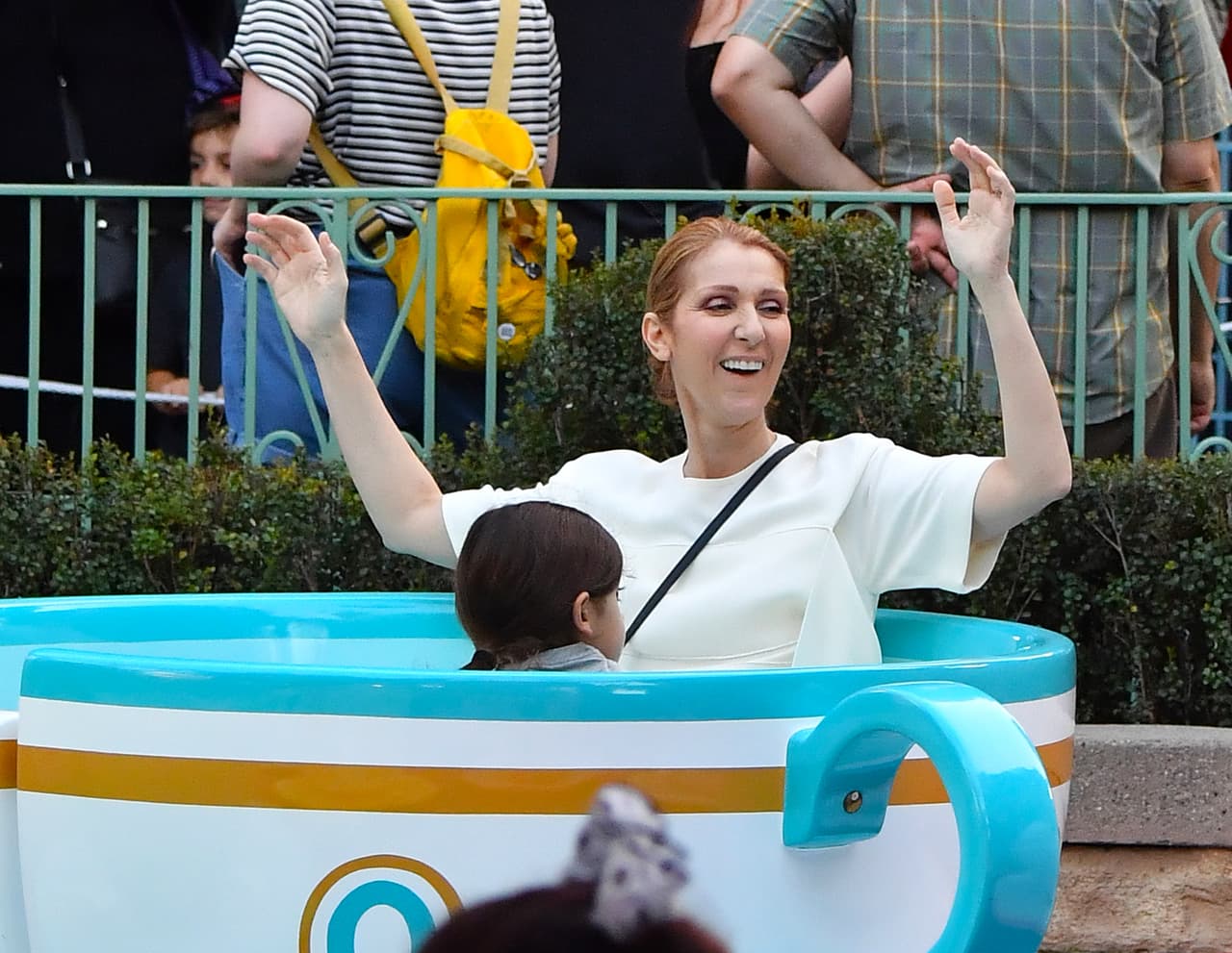 Por fin paró el juego y bajaron tambaleándose.