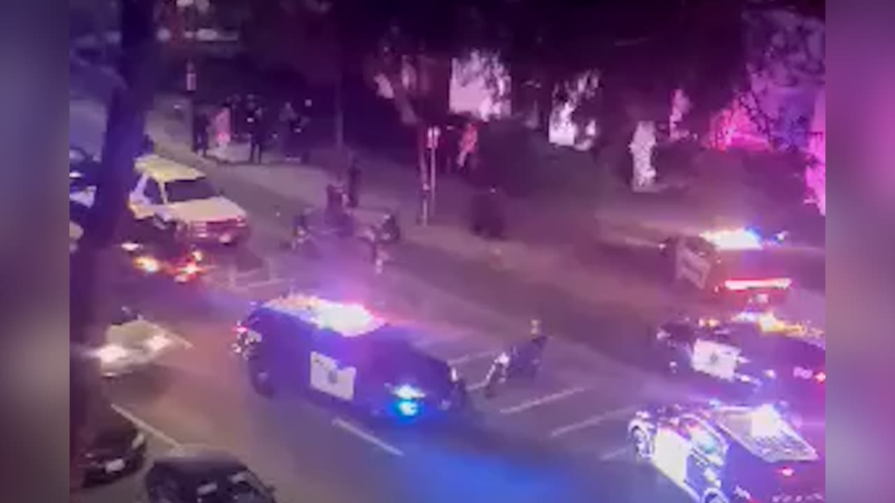 Un residente de San José captó el momento en que paramédicos revisan a un hombre que murió baleado. Mira los detalles.