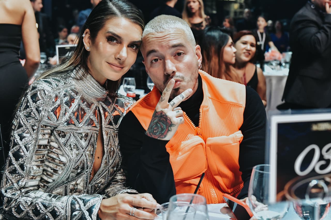 J Balvin no dejó sola a su novia casi en ningún momento, se mostró atento y considerado. Ambos disfrutaron mucho de las presentaciones.