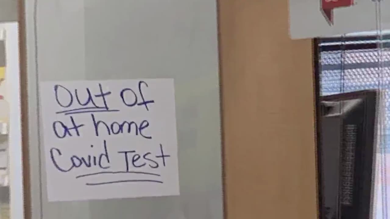 Para los residentes hacerse el examen de detección de
<b><a href="https://www.univision.com/local/houston-kxln/corbevax-vacuna-coronavirus-covid-19-houston-texas">coronavirus</a></b> se ha convertido en un reto, las pruebas caseras están agotadas y se enfrentan a largas filas y horas de espera.