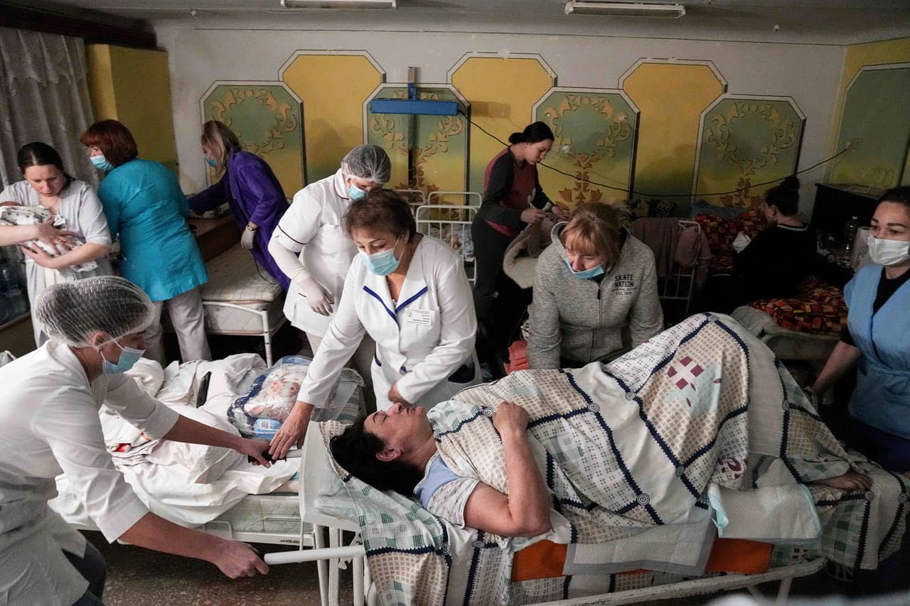 El personal médico de una maternidad de Mariupol atiende a las pacientes en el sótano de la estructura, donde se mantienen resguardadas de los bombardeos. Se han registrado más de 2,000 civiles muertos. 1 de marzo.