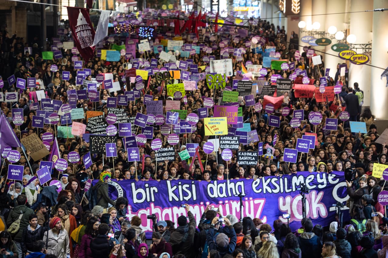 <b>TURQUÍA:</b> Manifestantes se reúnen para protestar contra el feminicidio y la violencia contra las mujeres el 25 de noviembre de 2019 en Estambul.