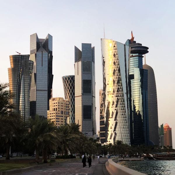 Las edificaciones en medio del desierto le dan un toque urbano y futurista.