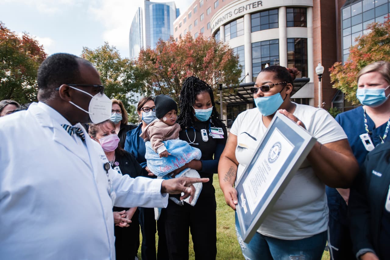 Pero Curtis superó las probabilidades. Si bien Curtis todavía necesita una sonda de alimentación y oxígeno suplementario porque era muy prematuro, Sims dijo que goza de buena salud considerando lo temprano que nació.