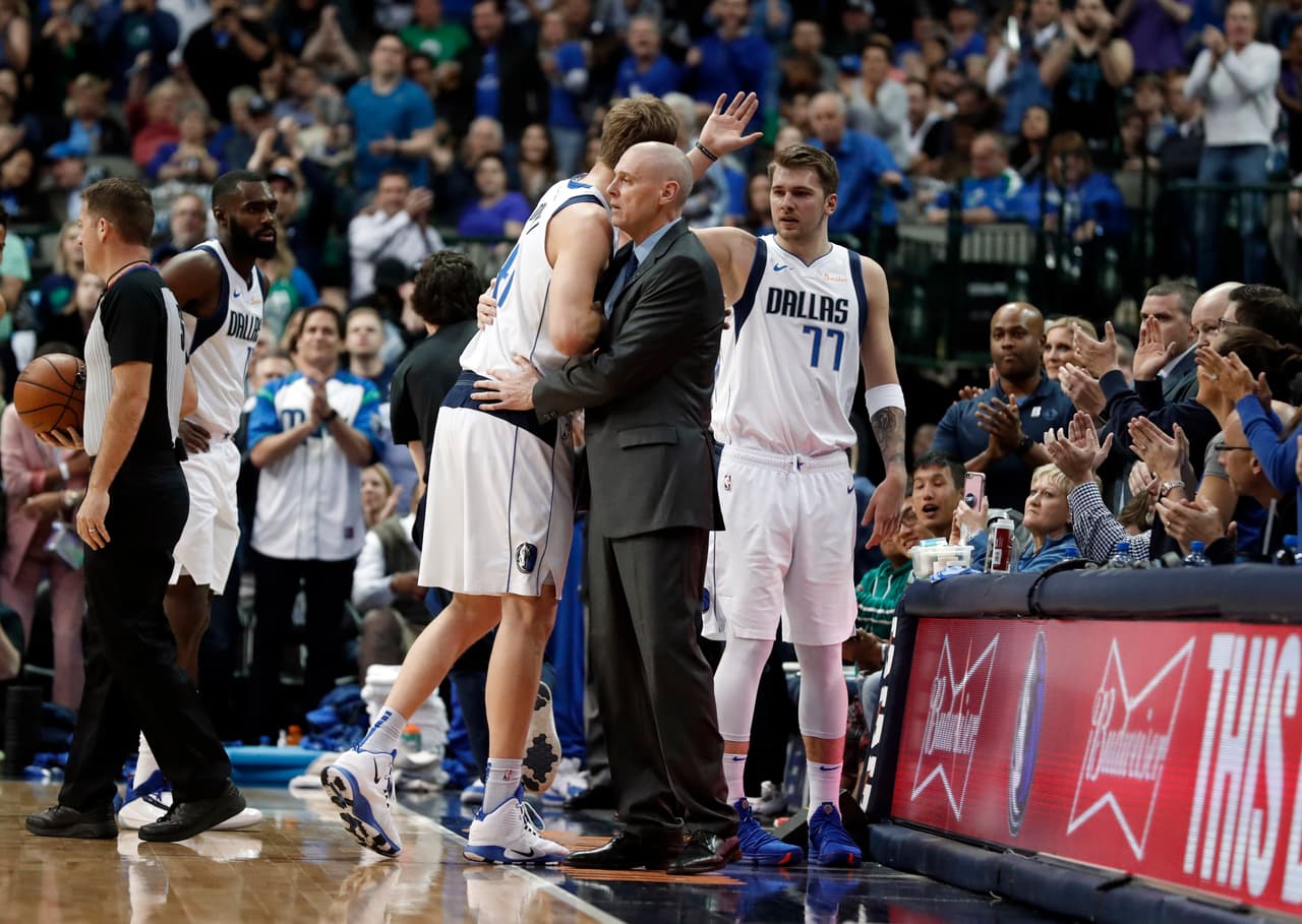 Nowitzki está a 872 puntos de alcanzar a Jordan pero es probable que al término de esta campaña se retire. Aunque no ha anunciado cuál será su futuro. Lo que es un hecho, es que se trata del único jugador en la historia de la NBA en jugar 21 temporadas con un mismo equipo.