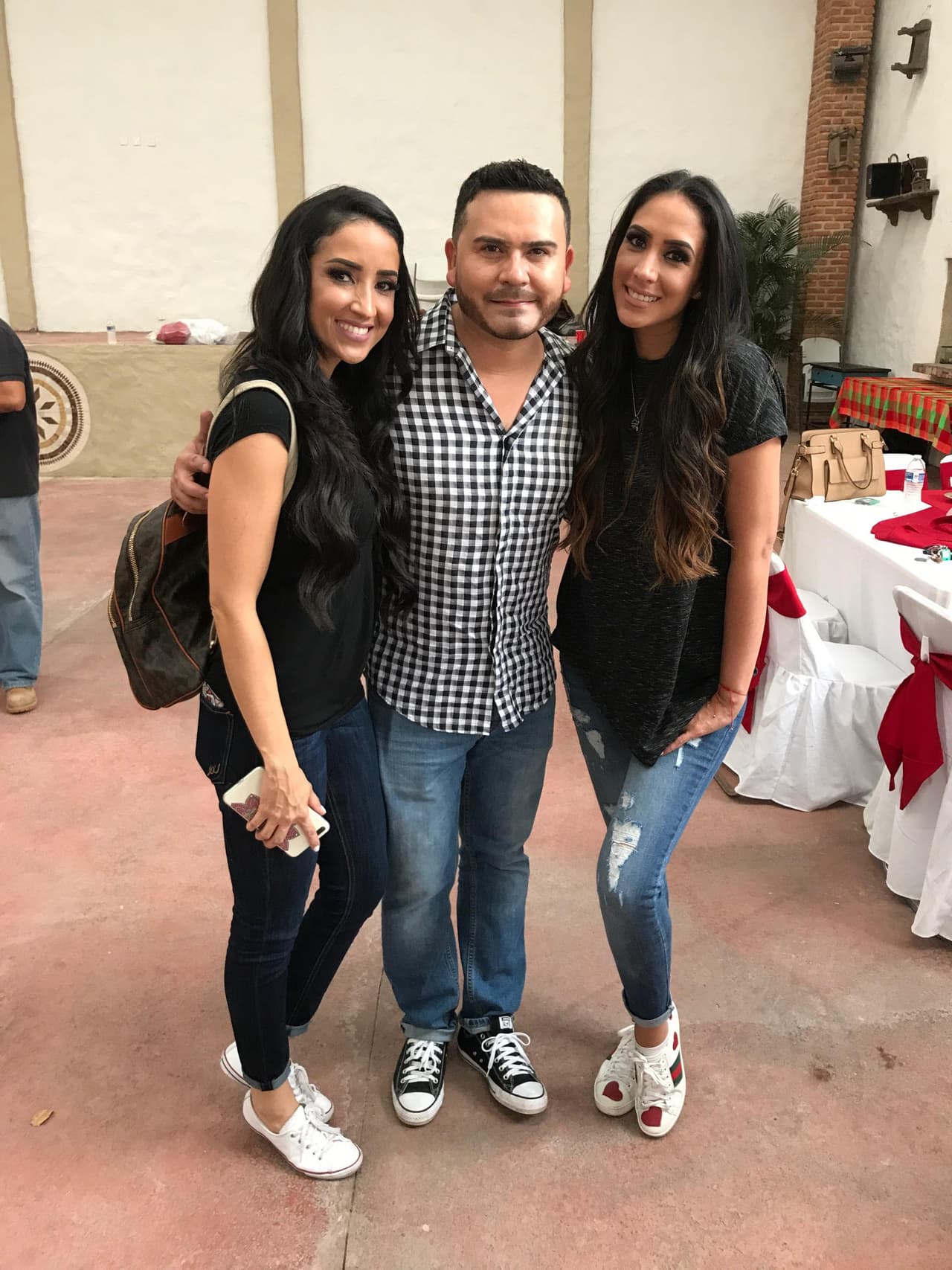 El cantante de regional mexicano, Claudio Alcaraz, grabó el video del sencillo 'Intenté olvidarte', con dos modelos de lujo, las hermanas Cynthia y Belinda Urías.