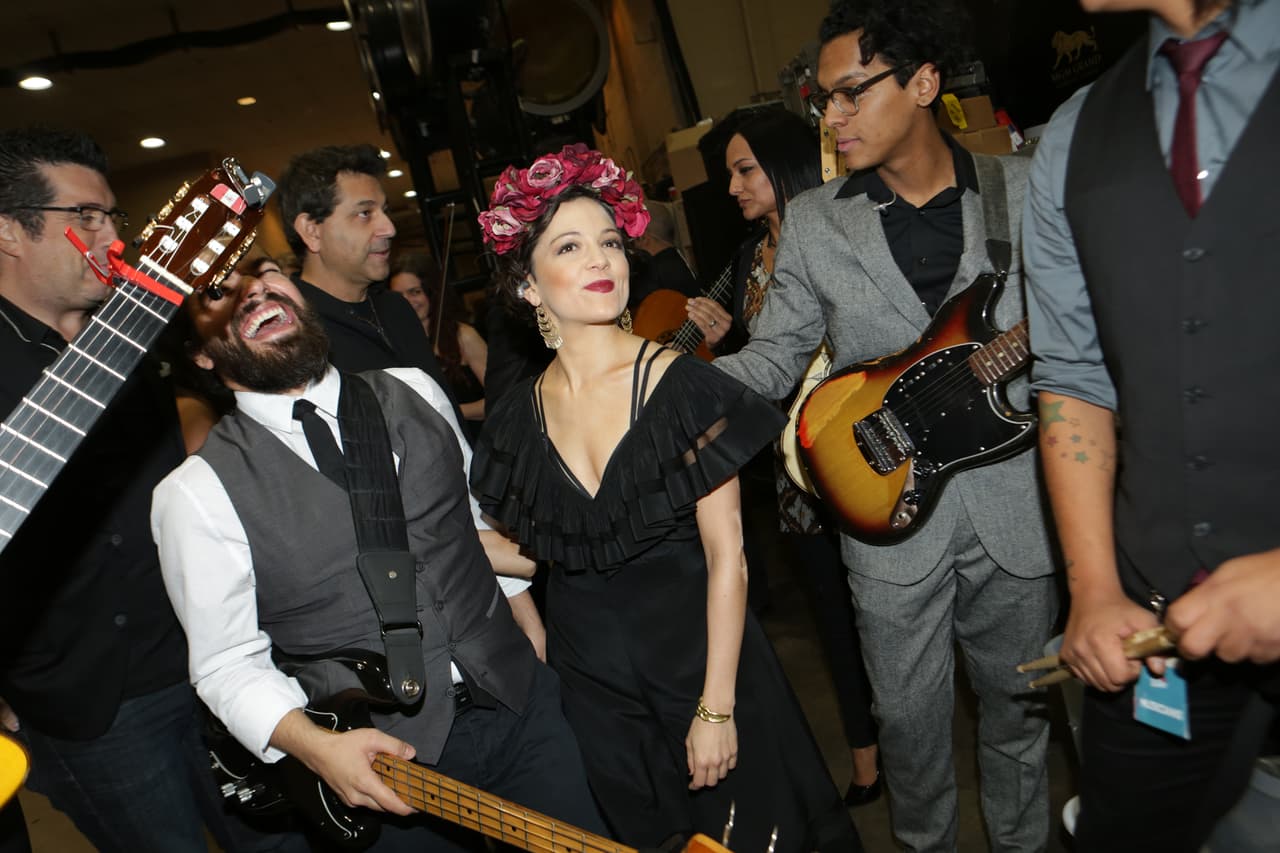 Te llevamos detrás de cámaras de esta entrega quee estuvo espectacular. Selfies, momentos in fraganti y hasta lo que no te imaginas.