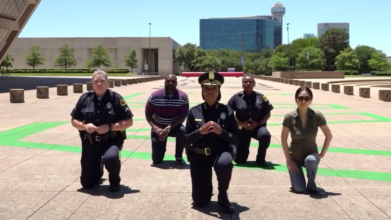La policía de Dallas insta a la comunidad a ayudar a terminar con el racismo a través de un emotivo video