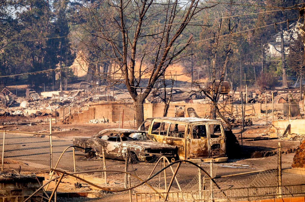 Este incendio es potencialmente peligroso y ya ha destruido decenas de construcciones y lesionado a varias personas, de acuerdo con datos oficiales.