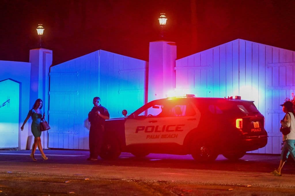 En imágenes, se vieron autos de la policía y agentes del FBI entrando y saliendo de la propiedad de Trump.