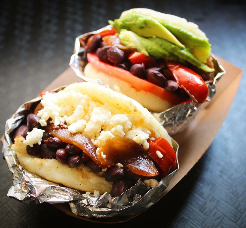 <b>Arepa Culture NC</b>
<br>Dirección: 6274 Glenwood Ave Ste 100 Raleigh, NC 27612
<br>Teléfono: (919) 986-8487
<br>Sitio web:
<a href="http://www.arepaculturenc.com">http://www.arepaculturenc.com</a>
<br>
<b><a href="https://www.yelp.com/map/arepa-culture-nc-raleigh">Cómo llegar</a></b>
<br>
<br>Se describen así: “Servimos auténticas arepas al estilo venezolano que se preparan frescas todos los días y son 100% libres de gluten. Arepa Culture NC es un camión de comida operado por una familia que sirve cocina de estilo gourmet, inspirada en la cultura latinoamericana con muchos ingredientes locales frescos para una experiencia auténtica y deliciosa”.