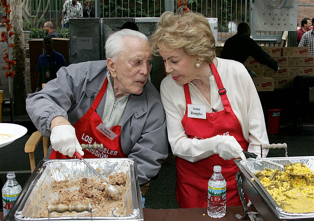 El actor más longevo de Hollywood es también un filántropo entusiasta. Se ha mantenido activo a pesar de que en 1996 una apoplejía lo dejó con una parálisis temporal y lo privó del habla. Hasta hace un par de años era frecuente verlo acompañando a su esposa Anne a diversos actos de beneficencia. En esta imagen ambos sirven comida para los indigentes el día de Thanksgiving, en 2005, en Los Angeles, California. Foto: David Livingston/Getty Images.
