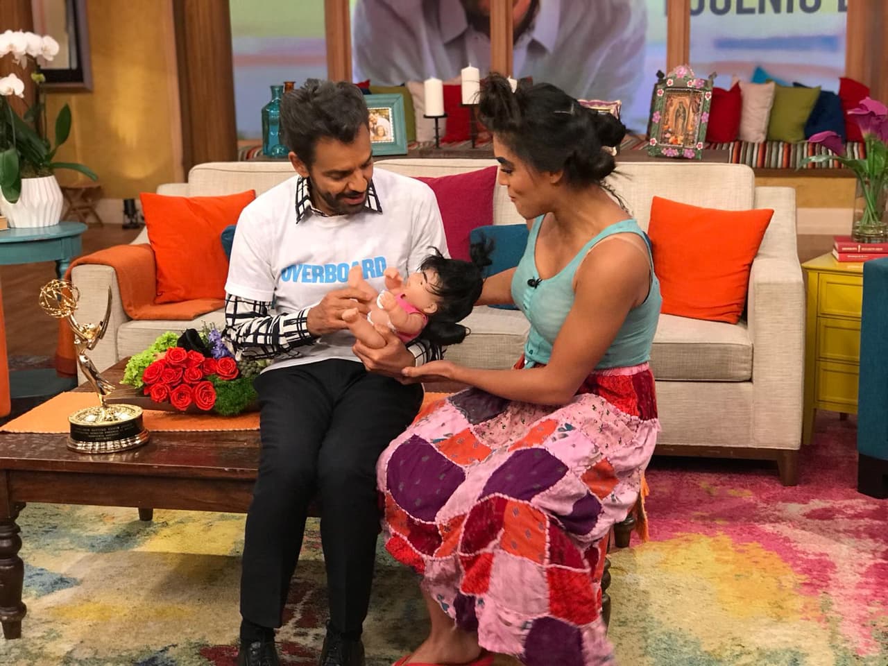 Mela está muy bien enterada de lo que pasa en el mundo de la farándula, y sabe que la pequeña adora las muñecas.