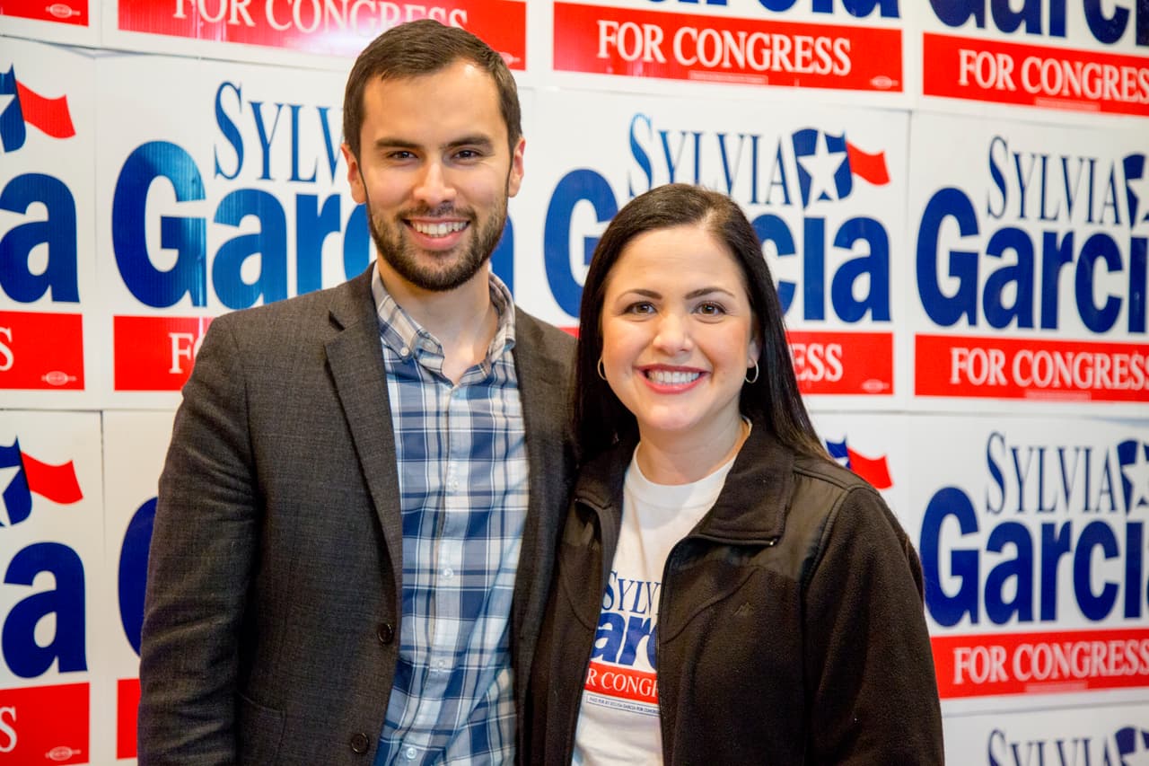 Ana Hernández, representante de distrito 143, llegó junto a un voluntario del partido demócrata a la sede de campaña de Sylvia García para celebrar su triunfo.