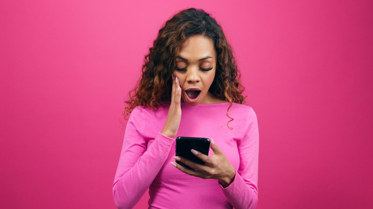 <h3 class="cms-H3-H3">¿Y para los usuarios? </h3>
<br>
<b>La app sigue funcionando con normalidad</b>, pero en los próximos meses podríamos ver cambios importantes en diseño, algoritmos o funciones. La apuesta es clara: 
<b>mejorar la experiencia, recuperar usuarios y volver a ser relevantes en un mundo donde el amor parece necesitar algo más que un match. </b>