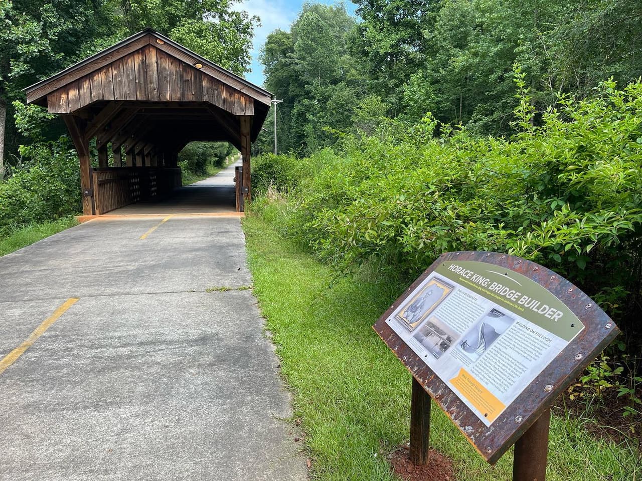 Encontrarás varias oportunidades en la Reserva Natural Davidson-Arabia Mountain y el Parque Estatal Panola Mountain para recorrer senderos a pie y hay portabicicletas ubicados en las entradas de varios de estos senderos.