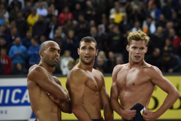 Los francéses Gael Querin, Florian Geffrouais y Kevin Mayer posan después del decatlón durante el Campeonato Europeo de Atletismo, en Zurich.