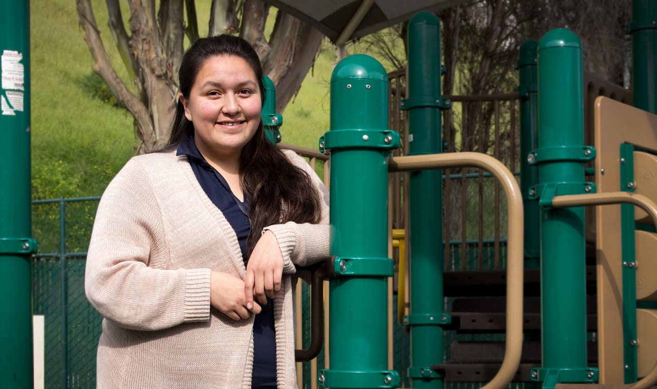 De las calles a las aulas: esta maestra hispana transformó la adversidad en una herramienta para ayudar a los más pequeños