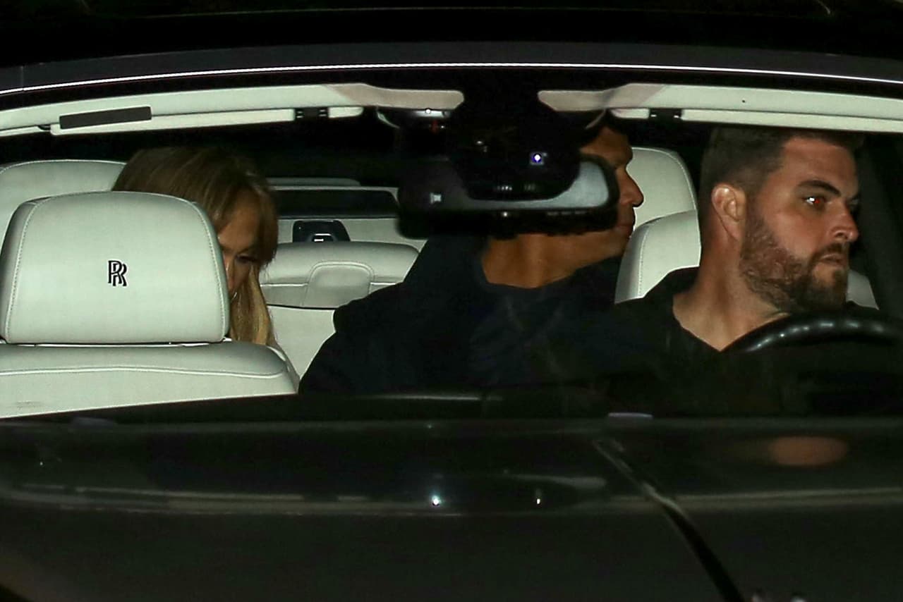 Una semana después, Jennifer López y Alex Rodríguez fueron vistos una vez más al salir del Hotel Bel-Air, en Beverly Hills.