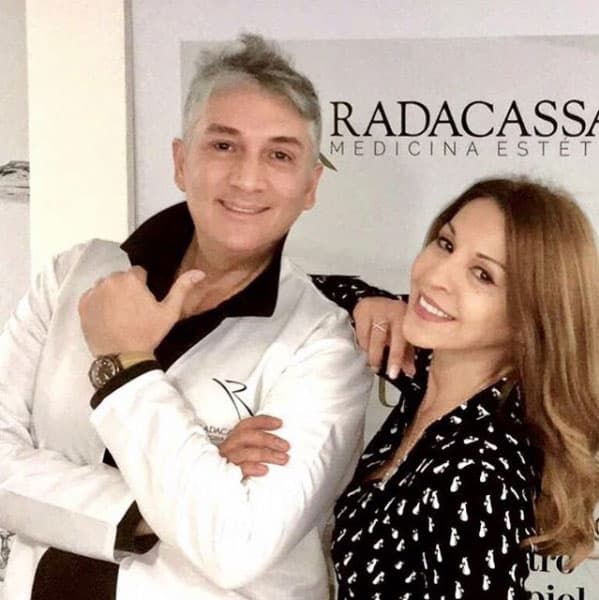 Para mantenerse joven también se somete a algunos tratamientos estéticos en clínicas de belleza.