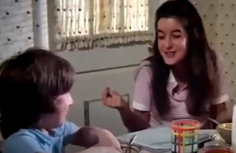 Sin embargo, el punto culminante de la maldición de esta película se vio cuando Dominique Dunne, quien interpretaba a la hermana mayor de Carol Anne, fue asesinada al final del rodaje a manos de su expareja.