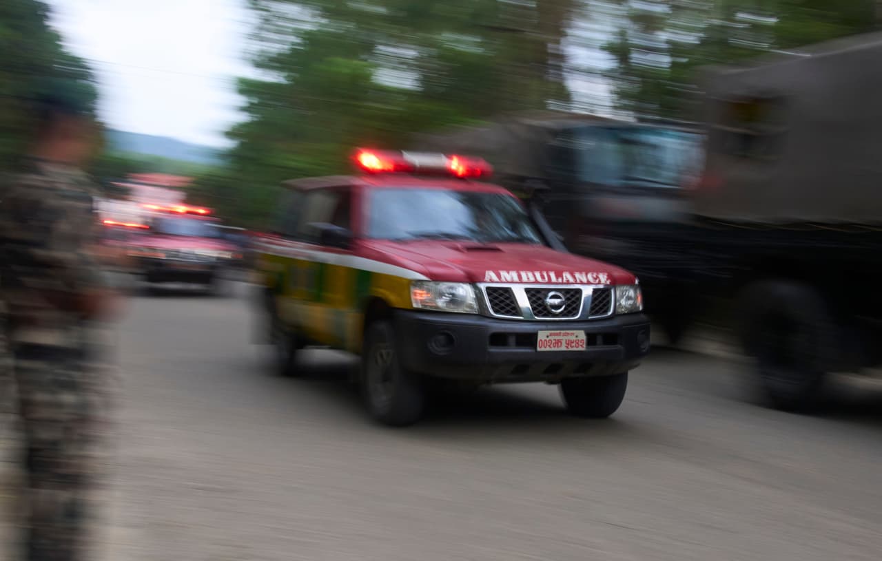 Los cuerpos de emergencia se abren paso para llegar a socorrer a los afectados por las inundaciones.