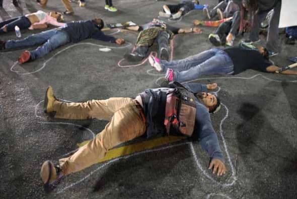 Quienes representaron el caso tumbandose el el piso, representando los cadáveres. Continúa alerta táctica en Los Ángeles aquí