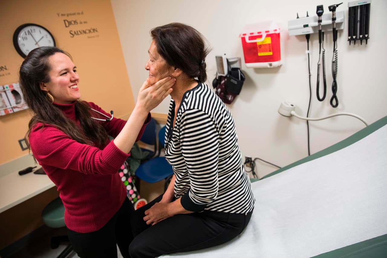 Nurse Katie Baker examines patient Mildred Arce at the Esperanza Health Center in Philadelphia, PA, on March 13, 2017. The center is located in North Philadelphia, the city with the highest rate of deep poverty people with incomes below half of the poverty line of any of the USAs 10 most populous cities, were a high rate of people do not have medical insurance coverage. / AFP PHOTO / DOMINICK REUTER (Photo credit should read DOMINICK REUTER/AFP/Getty Images)