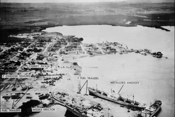 Foto aérea del 10 de noviembre de 1962 del puerto naval del Mariel muestra tres buques soviéticos esperando que les embarquen los cohetes que llevarían de vuelta a Rusia, según lo pactado. Aviones y helicópteros de EEUU volaban a baja altura para vigilar la operación del desarme.